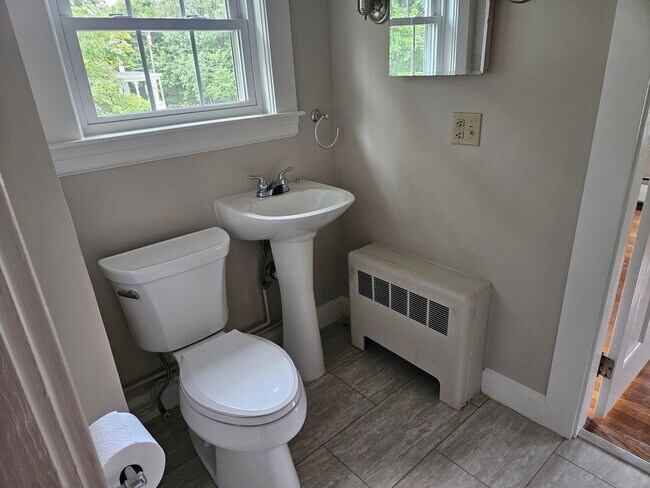 Building Photo - 2 Bedroom townhouse style apartment