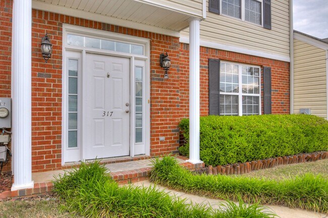 Building Photo - 3 Bedroom Townhouse in Evans