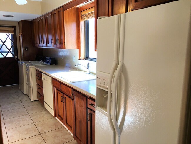 Building Photo - 2 Bed 1.5 Bath | Single Story | Nob Hill Location | Pet Allowed with Restrictions | Large Backyard