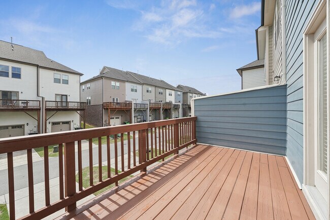 Building Photo - 1359 Town Home Dr