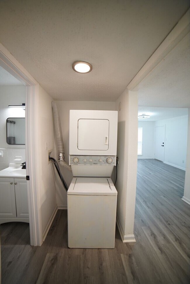 Building Photo - BEAUTIFULLY UPDATED 2 Bed / 1 Bath Condo o...