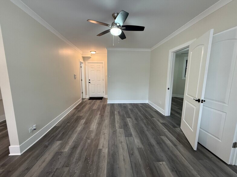 Building Photo - 3838 N Greenview Ave