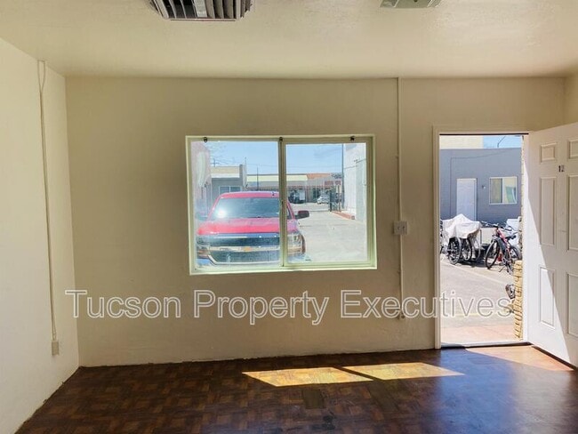 Building Photo - 2411 S 6th Ave