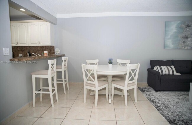 Building Photo - 3101 N Country Club Dr