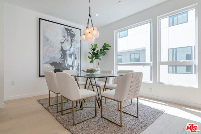 Building Photo - 1214 N Sycamore Ave