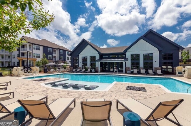 Building Photo - 5617 Oak St