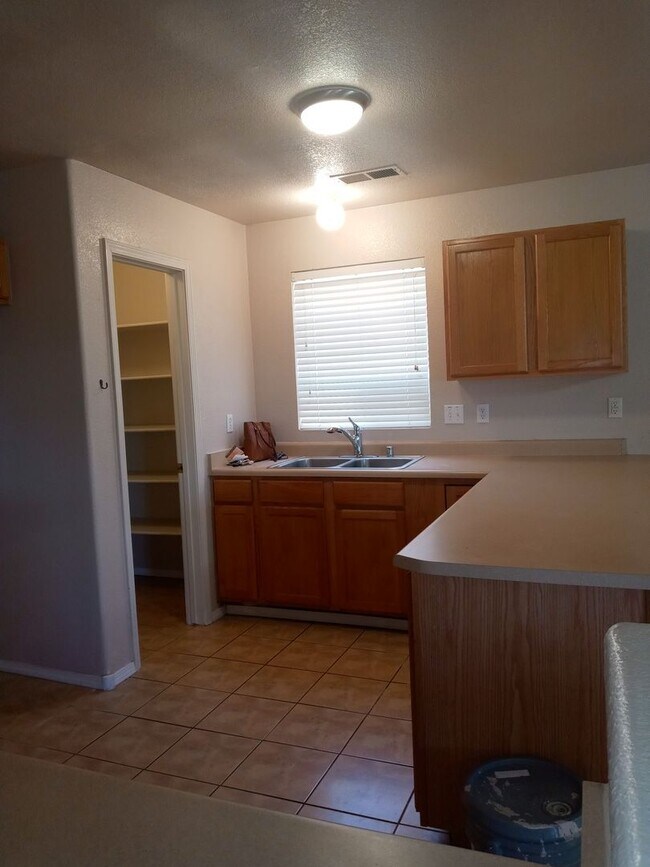 Building Photo - 9900 Sunshine Mesa Dr NW