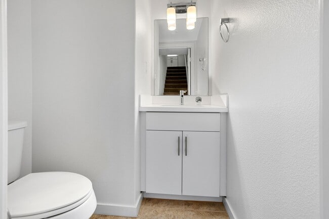 Building Photo - Beautiful Townhome in Desirable Neighborhood!