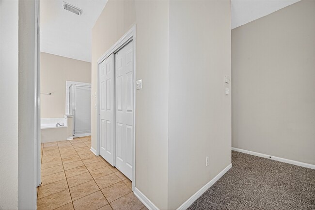 Building Photo - 815 Fairpark Ln
