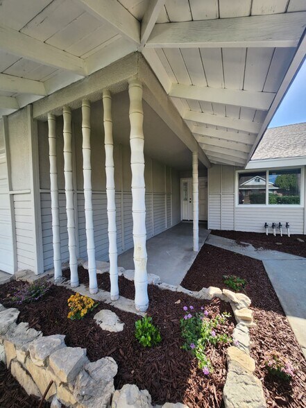 Building Photo - 251 E Heather St