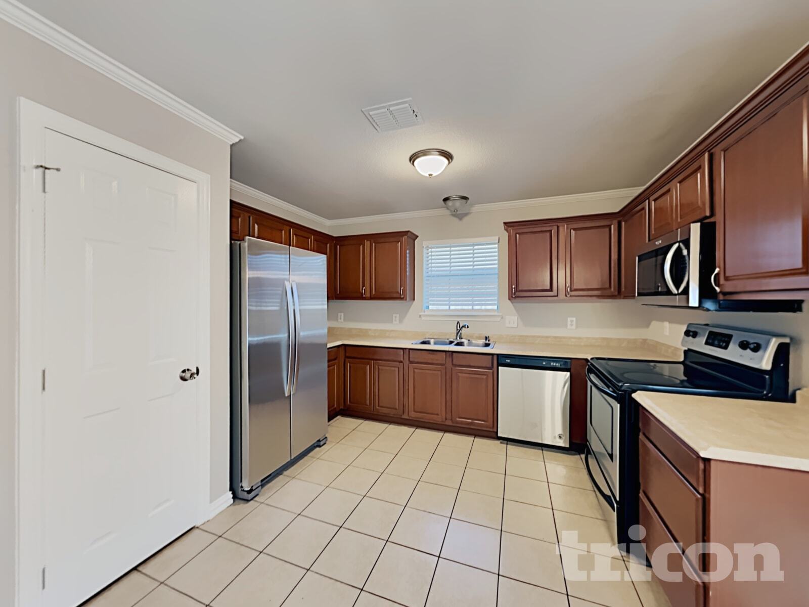 Building Photo - 310 Southlake Dr