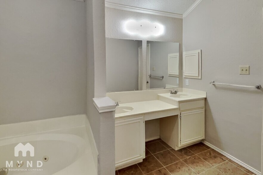 Building Photo - 3205 Meadowview Dr