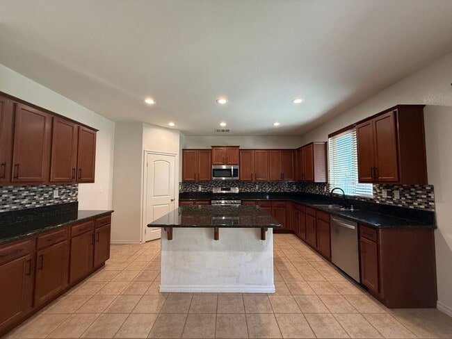 Building Photo - West Rosamond 5 bedroom