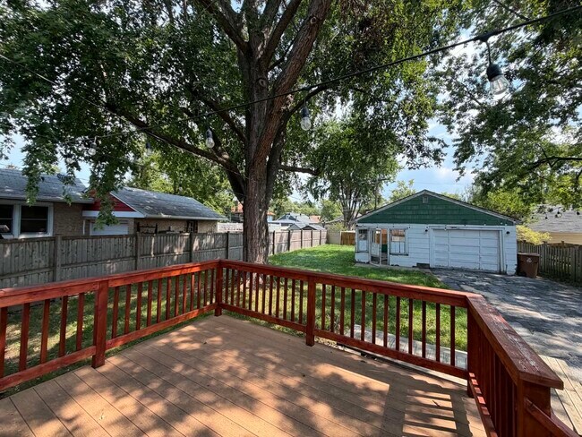 Building Photo - 9243 Lynwood Dr