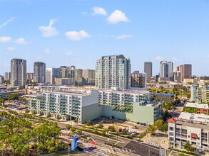 Building Photo - Modern 2 Bed/2 Bath Condo