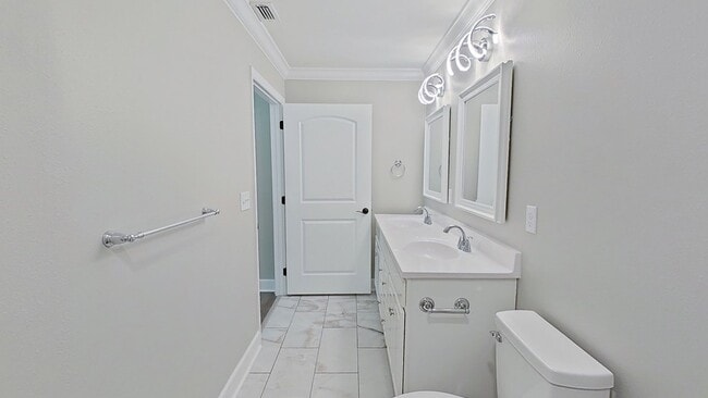 Building Photo - 211 Lucy St