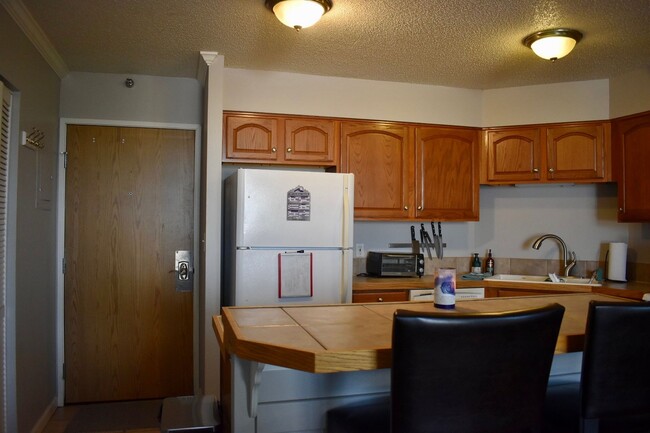 Building Photo - Fully Furnished 1 Bedroom Condo 1 Mile fro...