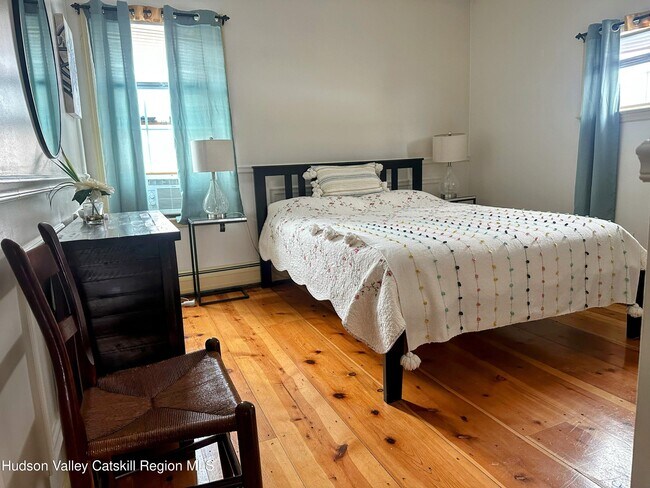 Building Photo - 240 Crest Ln