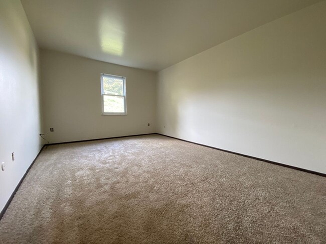 Building Photo - Wonderful 2BR in Bellevue!  Central A/C, Equipped Kitchen & More! Great Location!! Call Today!