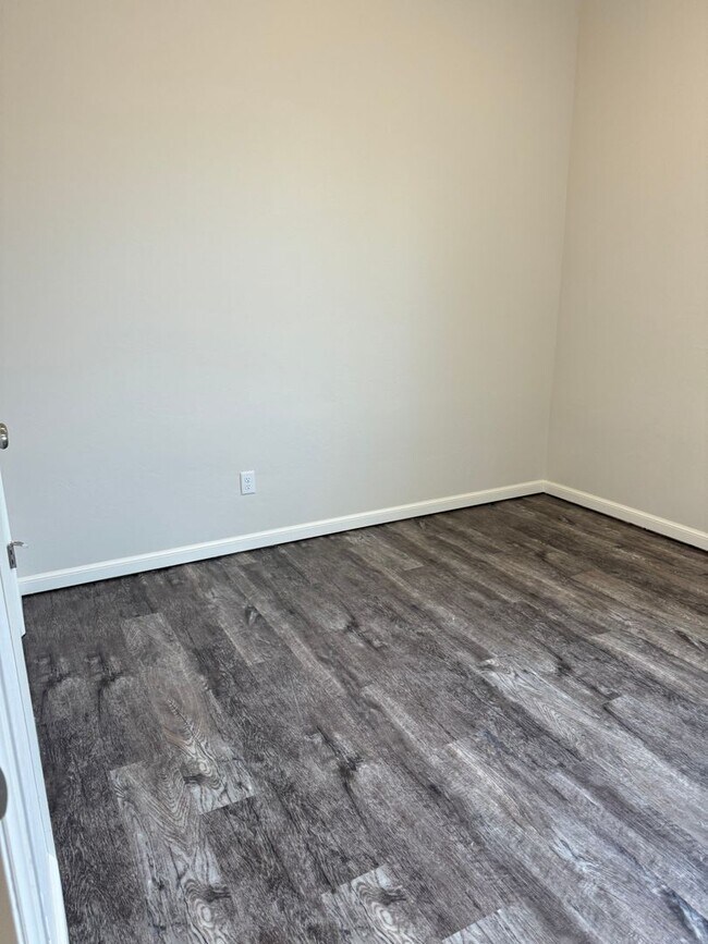 Building Photo - 3 Bed 2 bath with an office in The Enclave