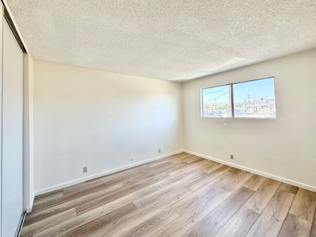 Building Photo - Upper Corner Unit with Parking