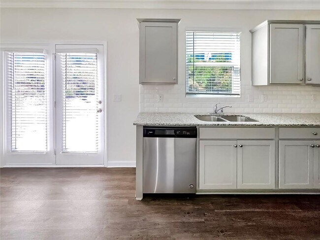 Building Photo - 6869 Lake Overlook Ln