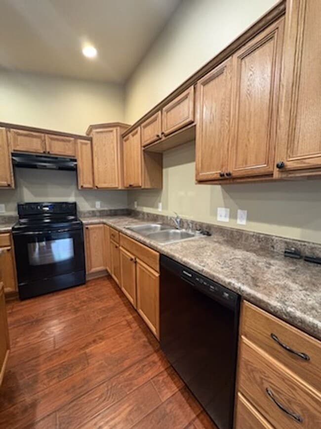 Building Photo - 3 BEDROOM | 2 BATH | GARAGE | NEWER TOWNHOME SUMMERSET