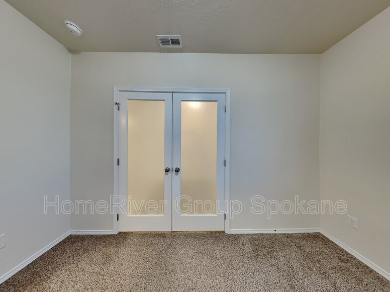 Building Photo - 1315 N Rogue River St