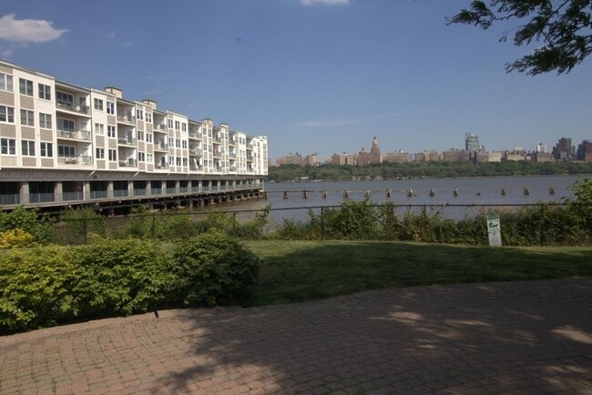 Building Photo - 340 The Promenade