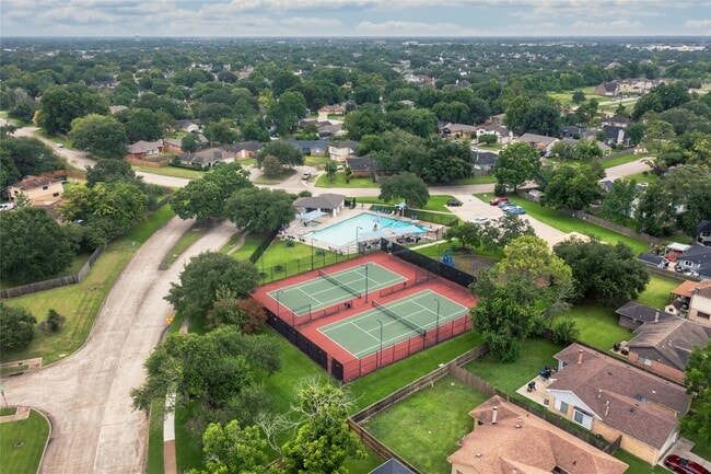 Building Photo - 1103 W Brompton Dr
