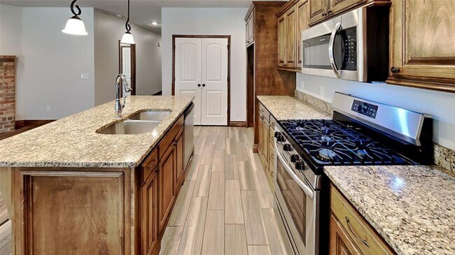 Building Photo - 14000 Northwood Village Dr