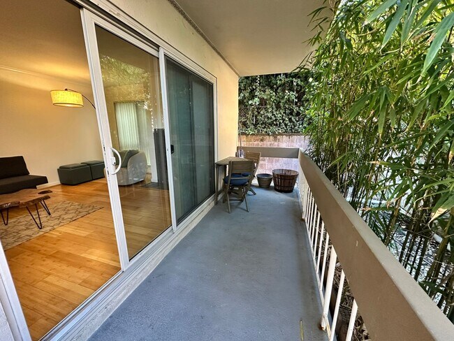 Building Photo - 2B2B - Prime Westlake Location Spacious Corner-unit Condo