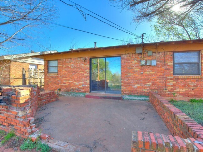 Building Photo - 837 Briarlane Rd