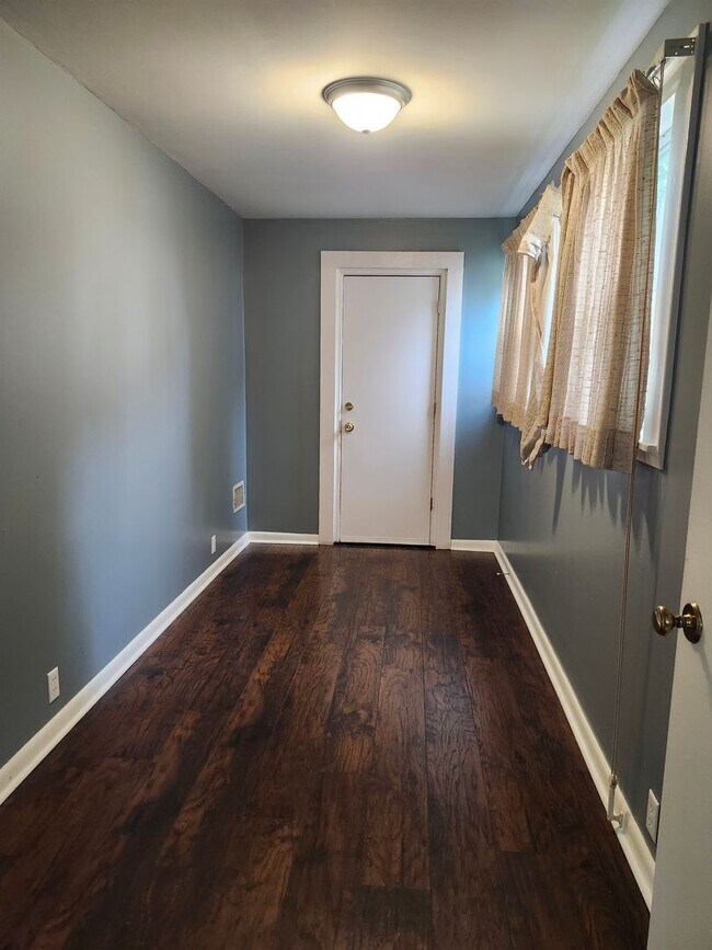 Building Photo - 2 Bedroom 1 Bath home near Stuart Heights ...