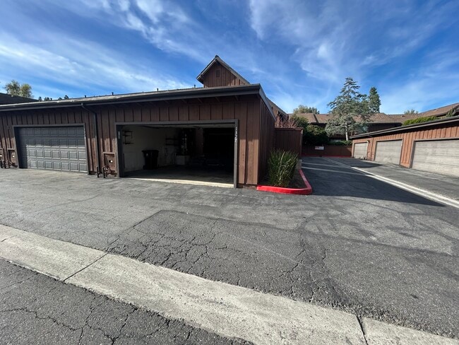 Building Photo - 1327 Westmont Dr