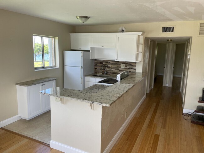 Building Photo - 2020 Lake Osborne Dr