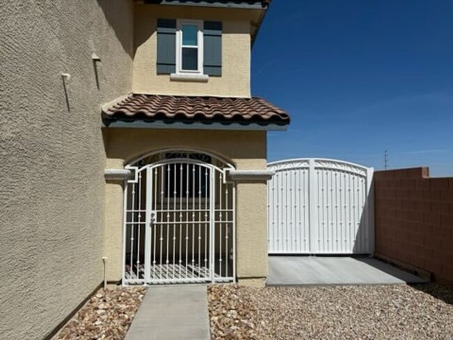 Building Photo - Spacious 4-Bedroom Home with Loft, Views &...