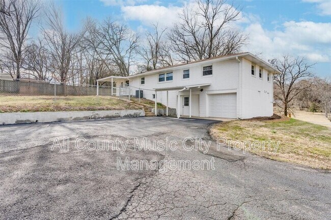 Building Photo - 209 Rhine Dr