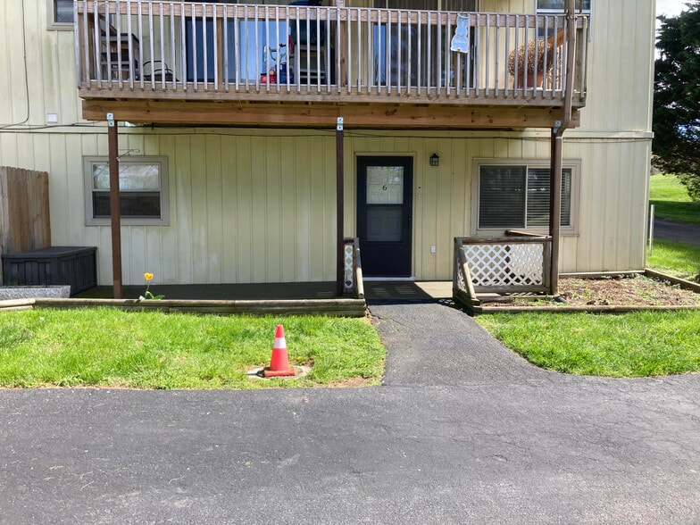 Building Photo - 261 Carlton Ln