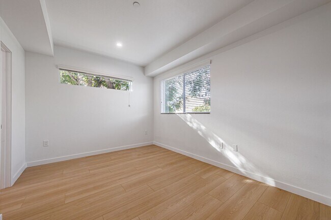 Building Photo - Brand-New Luxury Townhomes in NoHo