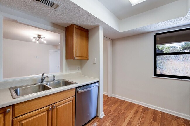 Building Photo - 8548 Echo Creek Ln