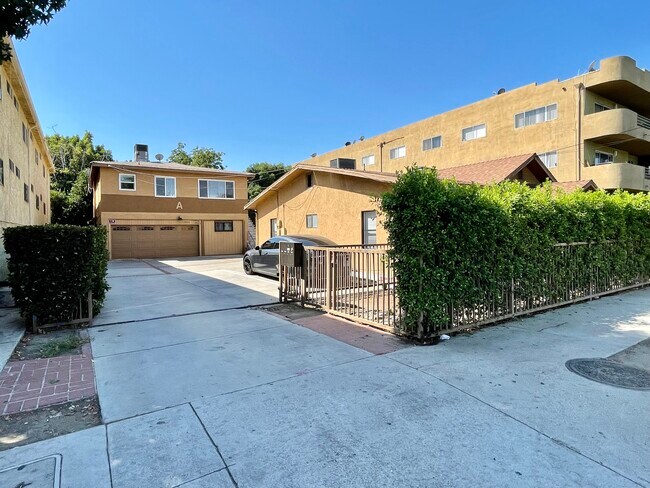 Building Photo - 13990 Vanowen St