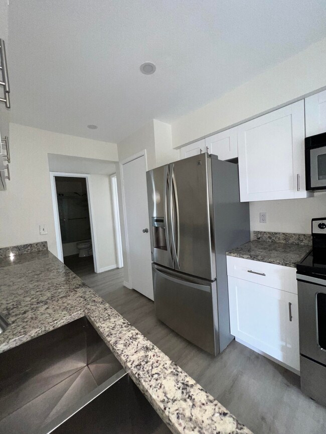 Building Photo - 899 Riverside Dr