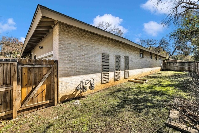 Building Photo - Oakhurst Duplex
