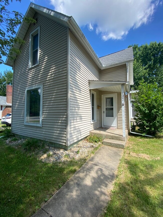 Building Photo - $500 OFF FIRST MONTH RENT -3 Bedroom Single Family Home with Gleaming Wood Floors Could Be Yours!