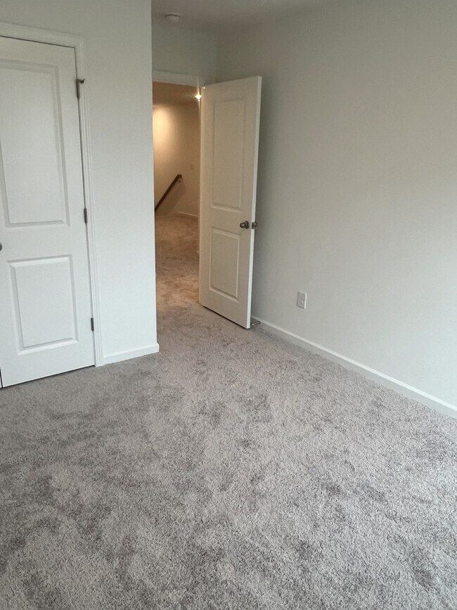 Building Photo - Bright & Modern 3-Bedroom Townhome in a Prime Triangle Location!