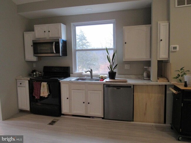 Building Photo - 286 Mission Rd N