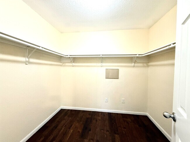 Building Photo - 15906 Arapaho Bend Ln