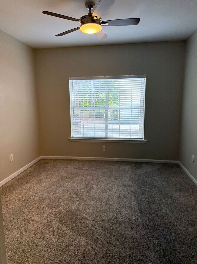 Building Photo - Three Bedroom Updated First Floor Condo at The Legends