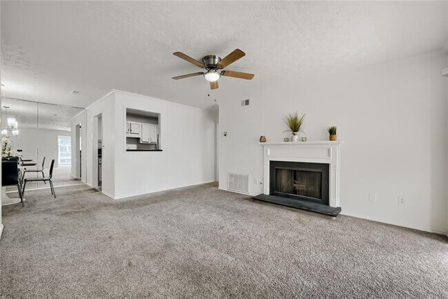 Building Photo - 905 Augusta Dr